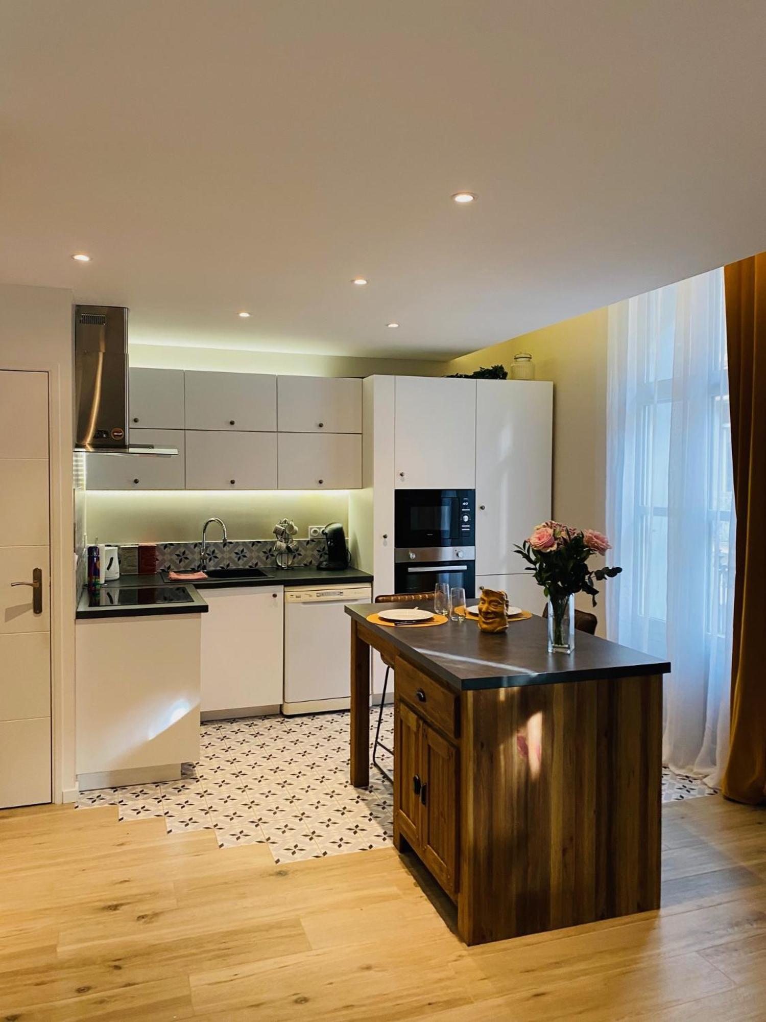 Douillet Et Coquet Appartement Climatise - Parking Prive Gratuit - Centre มงต์เปอลิเยร์ ภายนอก รูปภาพ